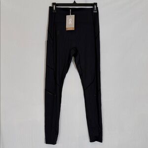 NWT On Cloud Movement Tights Long  Size M Black